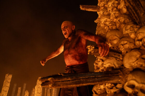 Otvára sa Chrám kostí. A v krajine po konci sveta už nie je vírus tou najhoršou pohromou