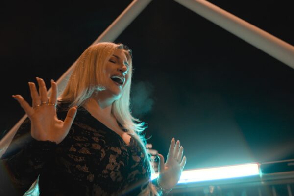 Nespútaná a vášnivá! Speváčka Gulliett predstavuje nový singel „Výhra“