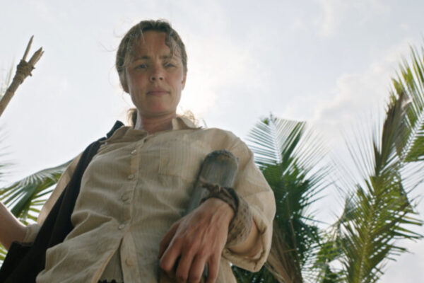 Toto nie je horor iba o prežití: Pošlite pomoc je príbeh boja pohlaví, kde moc je postavená na systéme, nie na schopnostiach