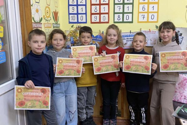 Projekt Kvet pre Ukrajinu má silnú odozvu: stovky kvetov, tisíce oslovených škôl a výstava v centre Bratislavy