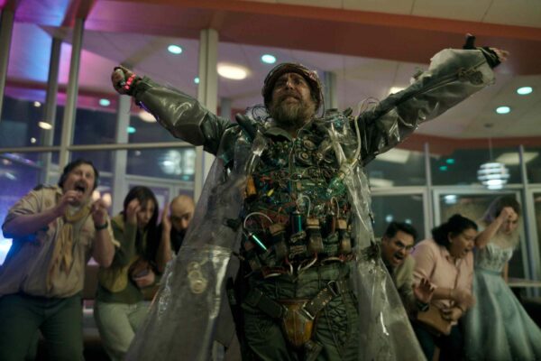 Šialený trailer od režiséra Piráti z Karibiku:  Veľa šťastia, zdravia, nezomri so Samom Rockwellom sľubuje bláznivú jazdu!