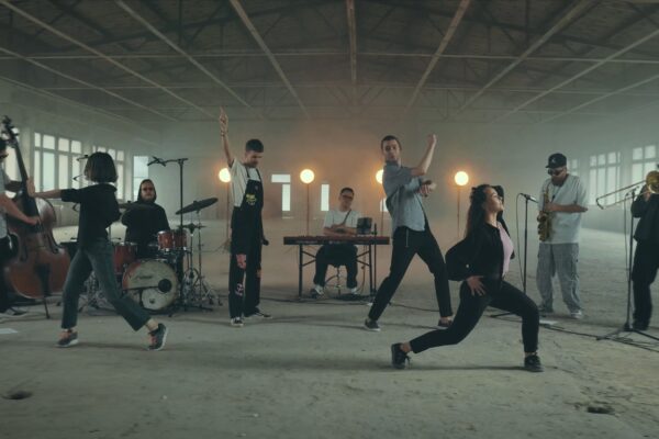 NOTA prináša Žbirkovu klasiku v novom šate: Múr našich lások ožíva v live session s tanečným triom