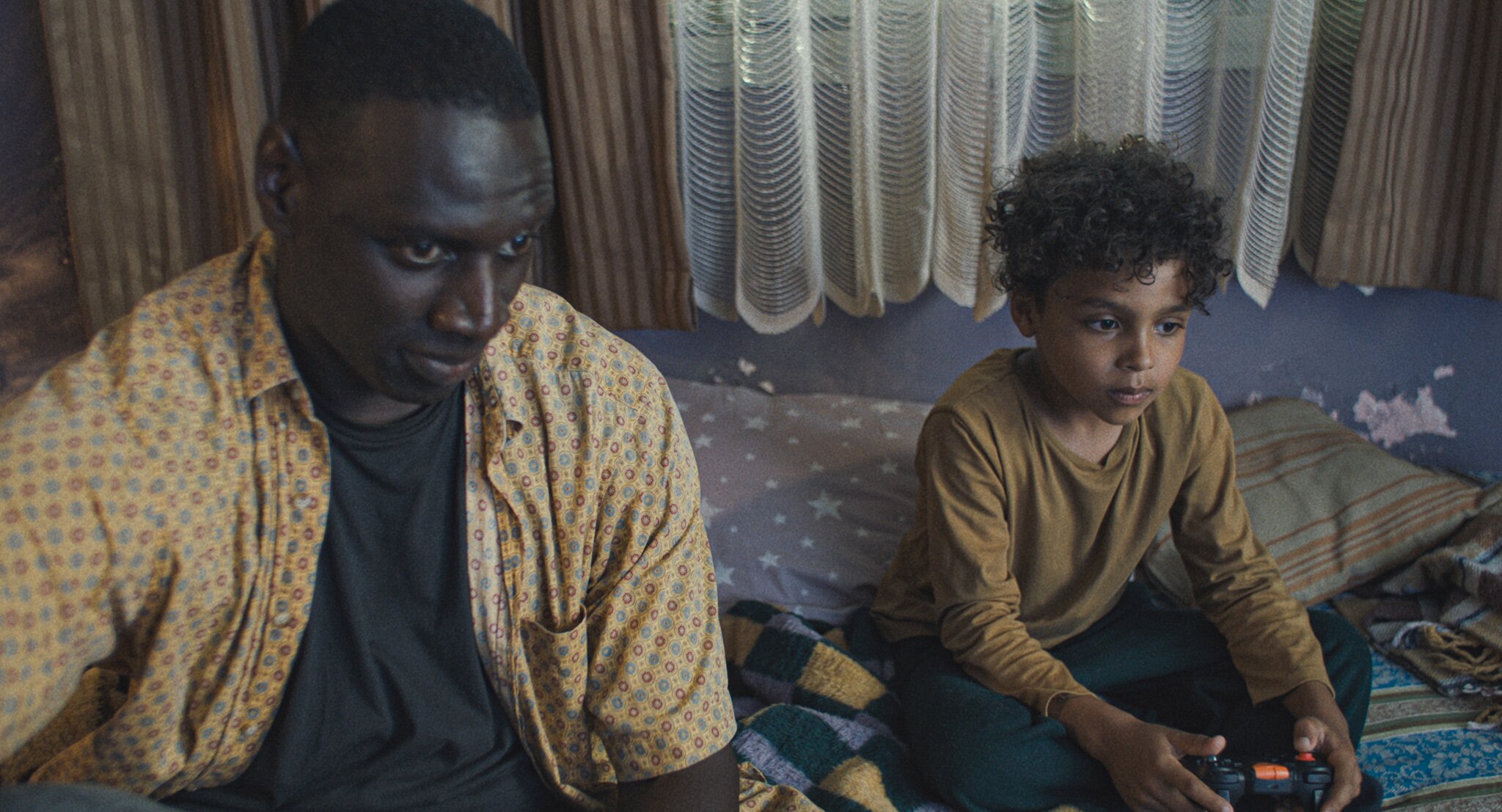 Festivalovo oceňovaná dráma Bol som cudzincom prichádza do kín: Takto ste hviezdu Omar Sy ešte nevideli!