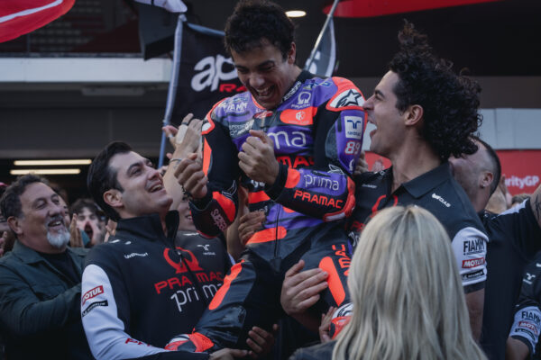 IDOLY: POSLEDNÉ KOLO prinášajú do kín strhujúci príbeh z prostredia MotoGP 