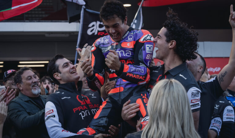 IDOLY: POSLEDNÉ KOLO prinášajú do kín strhujúci príbeh z prostredia MotoGP 