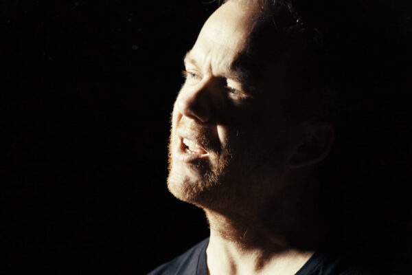 Peet J. debutuje sólovým albumom Stay Younger. Prvý singel Sovereign otvára osobnejšiu a melodickejšiu kapitolu jeho tvorby.