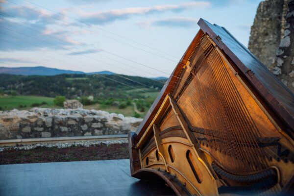 Klavír na hrade Beckov rozoznieva vietor: unikátna zvuková inštalácia v rámci Trenčín 2026