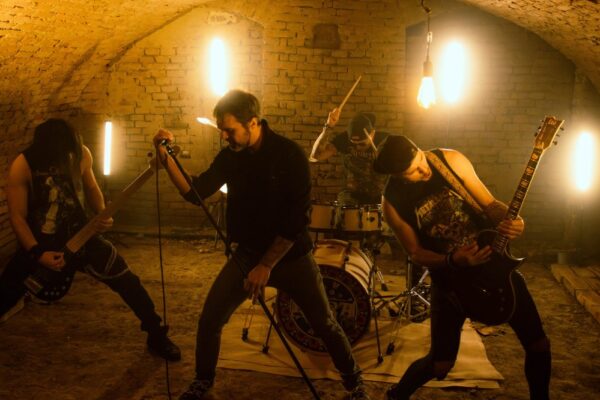 Kapela Dora spája ľudovú pieseň s rockom v novom klipe Keď mi prišla karta narukovať