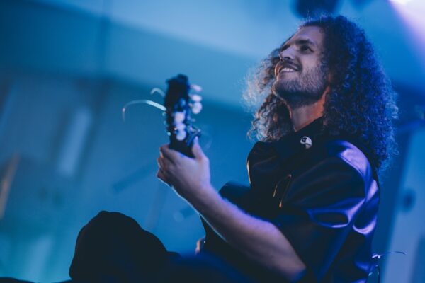 Gitarista Dávid Bílek odpálil turné v Banskej Bystrici: vypredaná sála, ruža pre fanúšičku a košeľa letiaca do davu!