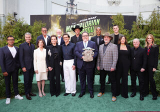 Herci a tvorcovia filmu Star Wars Mandalorián a Grogu oslávili svetovú premiéru filmu v kine TCL Chinese Theatre IMAX v Hollywoode