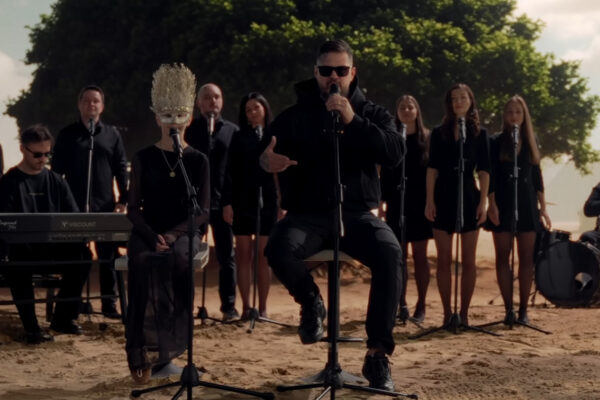Momo šokoval fanúšikov: Z tvrdého rapera sa stal hlas viery. Nový album Milovaný je jeho najosobnejšou spoveďou