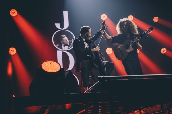 „Bolo cítiť, že som doma.“ Gitarista Dávid Bílek rozburácal Peugeot Arénu po boku svetoznámeho JODOKCELLO