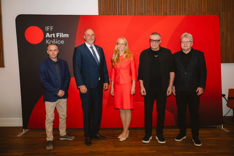 Martin Palúch, Jaroslav Polaček, Lenka Vargová Jurková, Ján Kováčik, Juraj Čurný – Spoločná fotografia pred festivalovým backdropom IFF Art Film Košice (zľava). © IFF Art Film 2026, Peter Stas