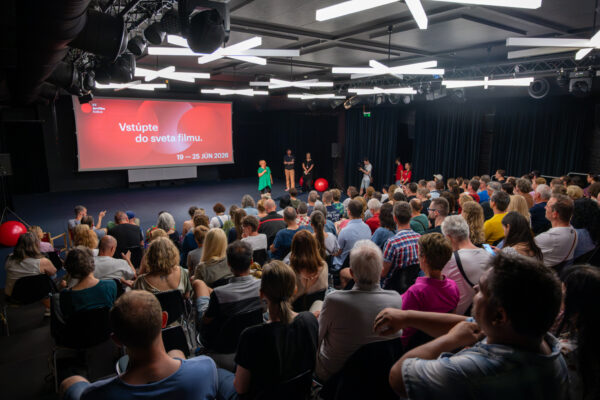 Domalewski uviedol na IFF Art Film film Miništranti — drámu o „chudobnej verzii Avengerov“, ktorí na poľskom vidieku skúšajú dodržiavať Desatoro