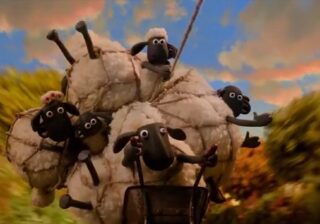 Príšera v lese, farmár bez stopy a ovečka Shaun v akcii: Nový trailer sľubuje poriadnu dávku  zábavy aj napätia