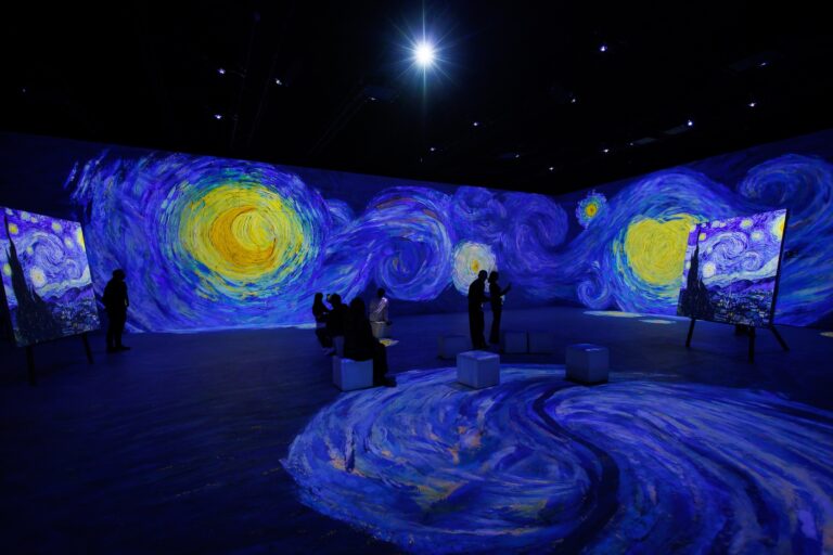 VINCENT: ZWISCHEN WAHN UND WUNDERDeutschlandpremiere, Berlin 26.09.2025 Das Ausstellungserlebnis VINCENT: ZWISCHEN WAHN UND WUNDER lädt zu einer farbenreiche wie ambivalente Welt des legendären Künstlers ein. Die multisensorische Show inszeniert die letzten Lebensjahre von Vincent van Gogh als emotionales Erlebnis und bringt den genialen Maler sowie seine ikonischen Werke eindrucksvoll zum Strahlen. Als 360-Grad-Erlebnis wirft die immersive Show einen neuen Blick auf die finale Schaffensperiode des Künstlers und entführt die BesucherInnen in die französischen Städte Arles, Saint-Rémy und Auvers-sur-Oise. Dort entstehen zwischen 1888 und 1890 jene Werke, die heute zu den berühmtesten der Kunstgeschichte zählen. Im Mittelpunkt dieser eindrucksvollen Inszenierung steht die enge Verbindung zwischen dem Maler und seinem Bruder Theo – Freund, Förderer und die wohl wichtigste Konstante in Vincents Leben. Der intensive Briefwechsel der Brüder ist historisch belegt und bildet die Grundlage der Ausstellungserzählung. Mittels Audioguide werden die BesucherInnen durch die Ausstellung geführt. Dabei nimmt Johanna van Gogh, die Ehefrau von Theo, die Gäste förmlich an die Hand und führt sie durch das Leben von Vincent van Gogh.FOTO: Vincent: Zwischen Wahn Und WunderPressekontakt:Medienagentur Hamburg, Birgit HohlBirgit.Hohl@medienagentur-hamburg.comTel: 0179-5153432###Verwendung honorarfrei im Zusammenhang mit redaktioneller Berichterstattung zu VINCENT: ZWISCHEN WAHN UND WUNDER – Die Immersive Ausstellung###