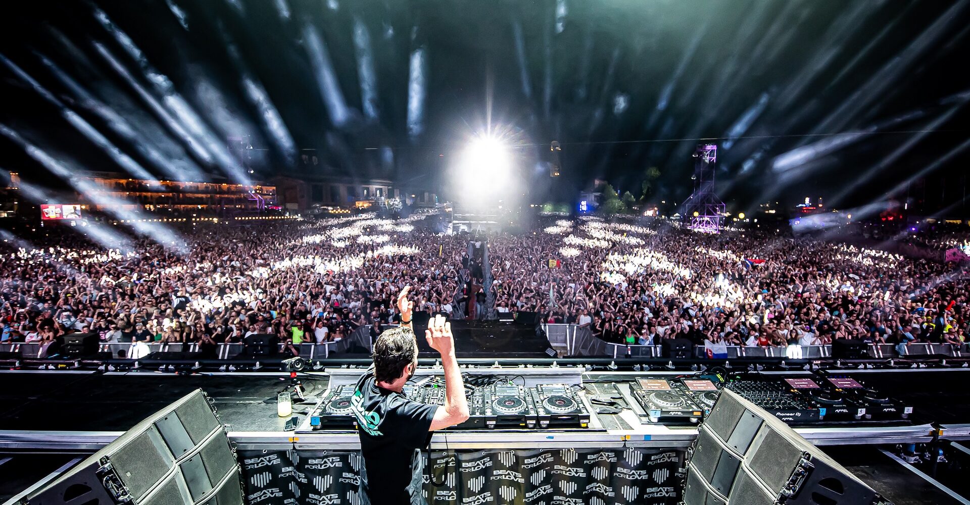 Priletel, ovládol, odletel. Elitný Dimitri Vegas za pár hodín v Česku pobláznil Beats for Love
